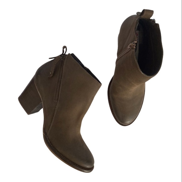 Blondo Nivada Leather Waterproof Ankle Bootie 9.5 Taupe Olive - Picture 3 of 8